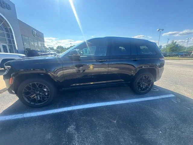 Used 2025 Black Jeep Summit Reserve image 1