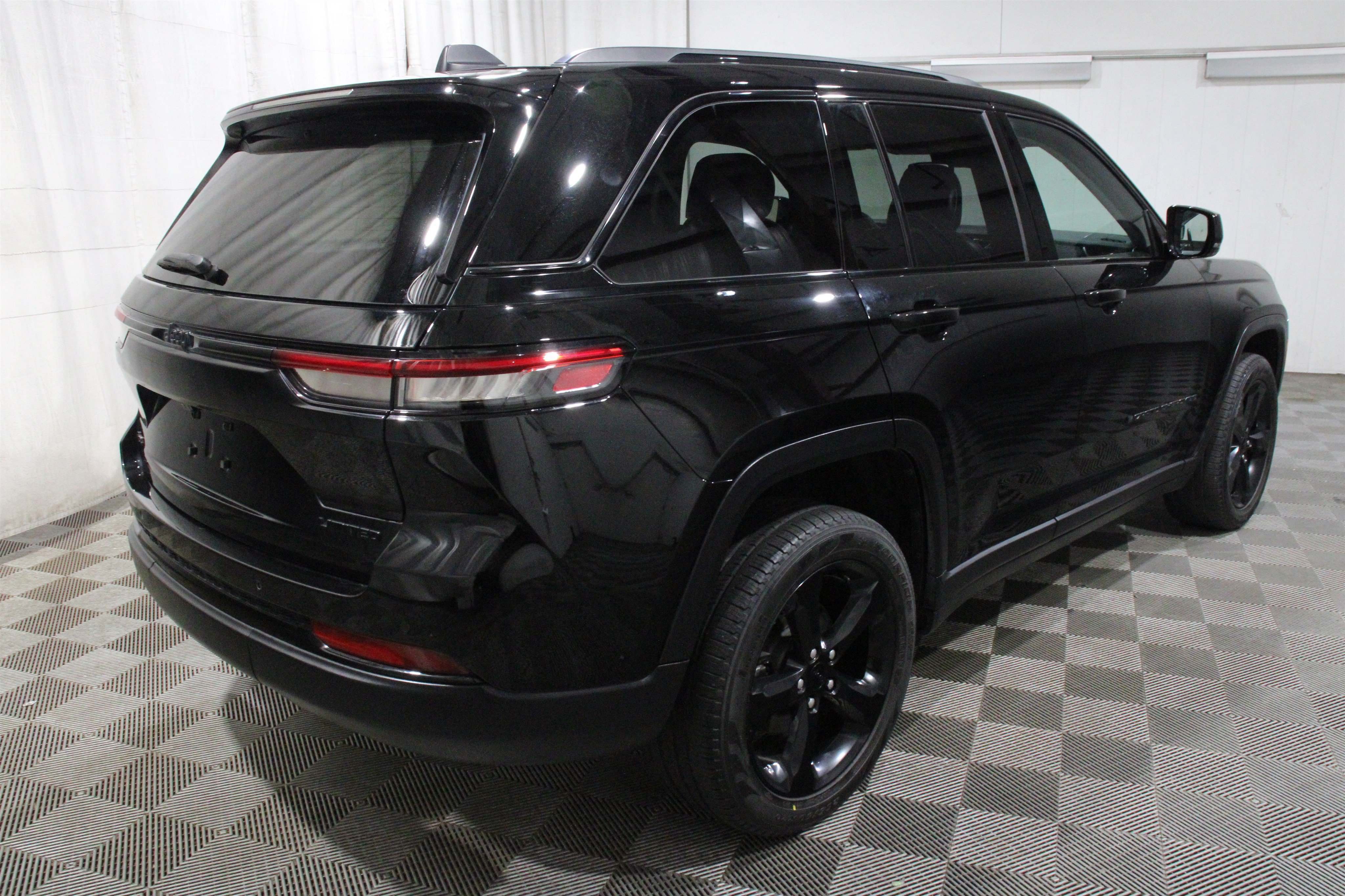 Used 2023 Diamond Black Crystal Pearlcoat Jeep Limited image 32