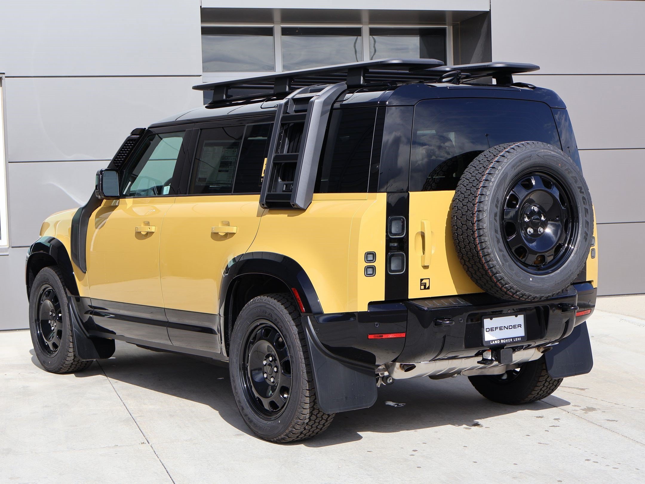 New 2026 Deep Sandglow Yellow LAND ROVER P400 Trophy Edition Deep Sandglow image 8