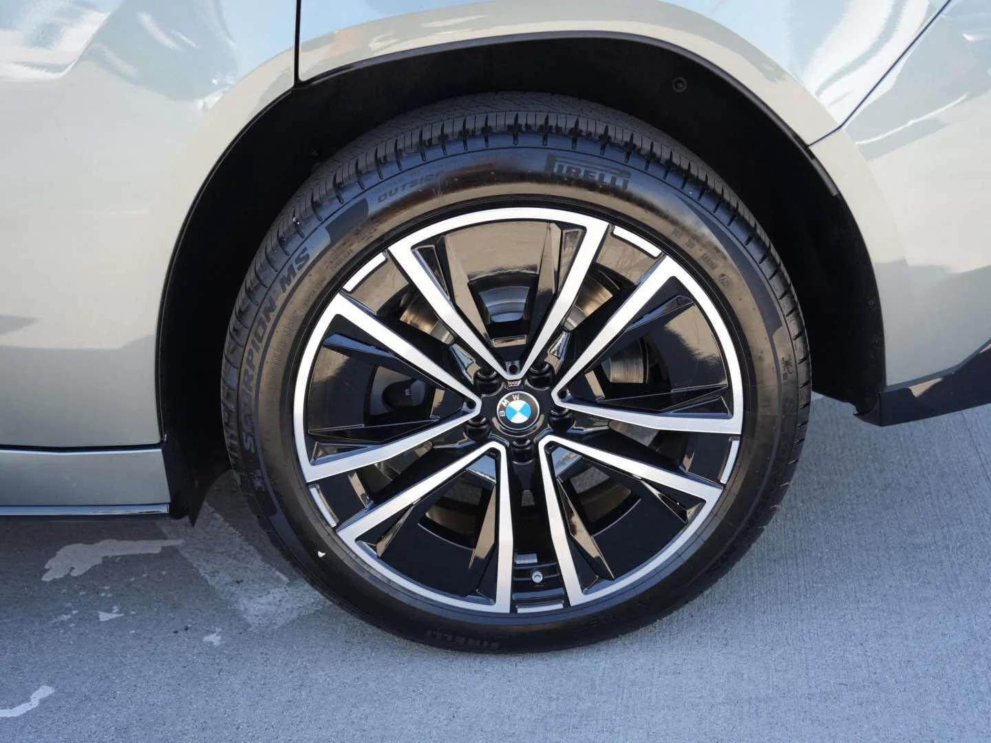 New 2027 Eucalyptus Green Metallic BMW 50 xDrive image 7