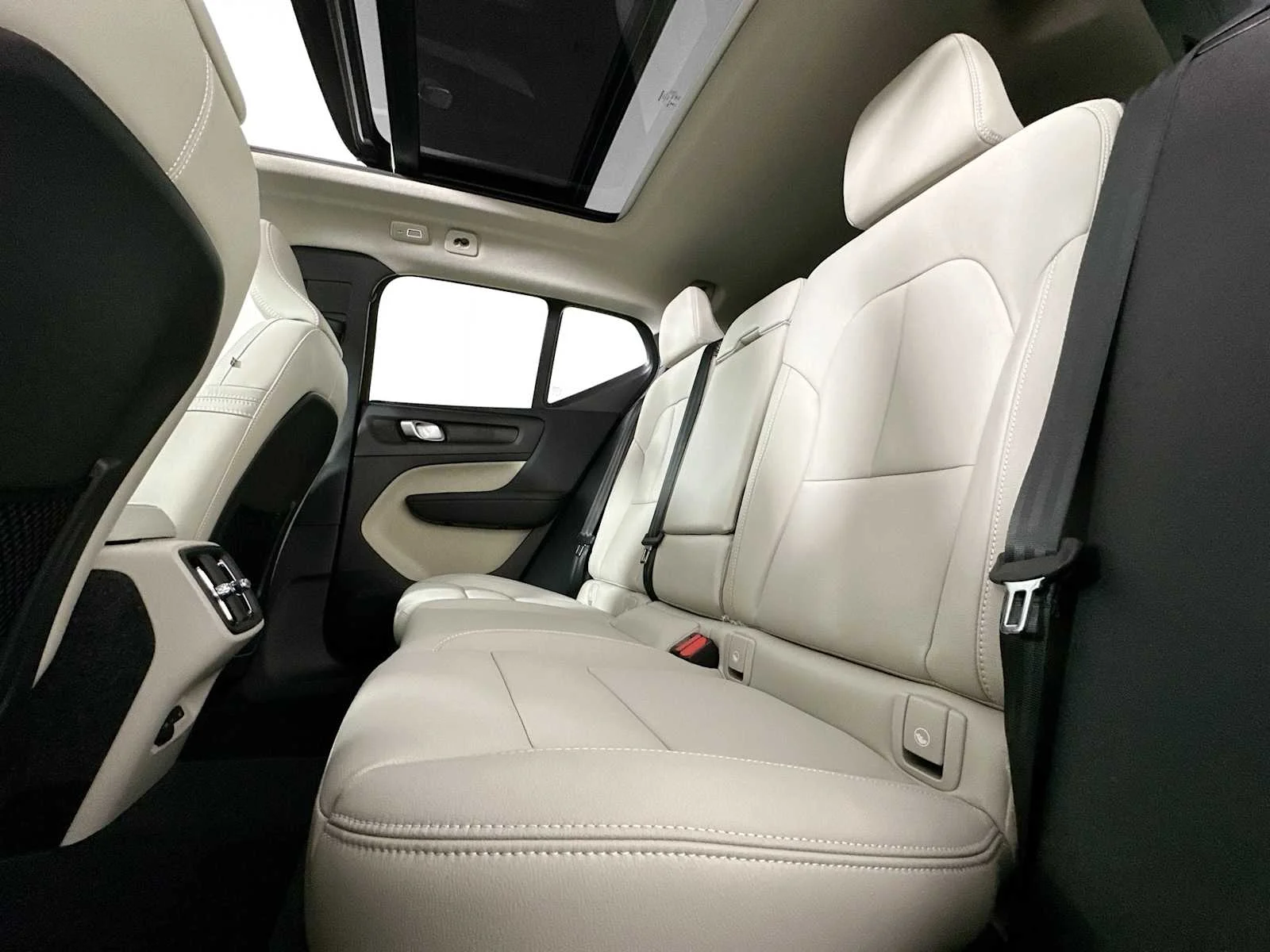 2025 Volvo XC40 Plus - Photo 22