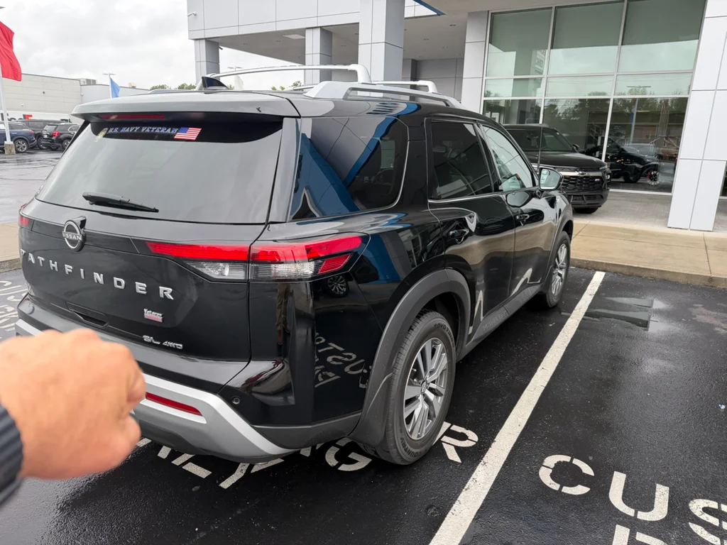 Used 2022 Black Nissan SL 4WD image 6
