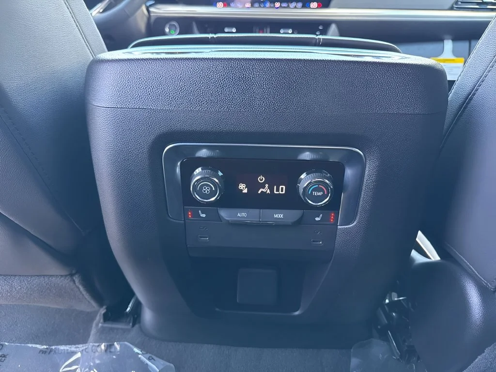 Used 2026 Polar White Tricoat Chevrolet Premier image 38