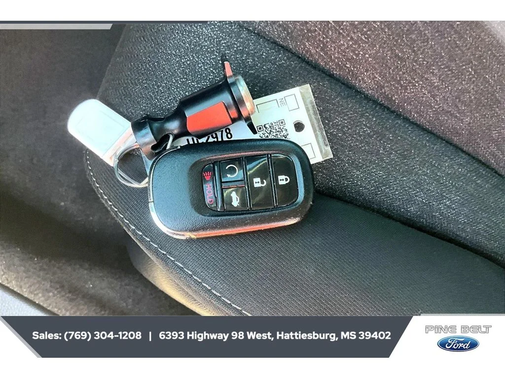 Used 2025 Solar Silver Metallic Honda SE image 9