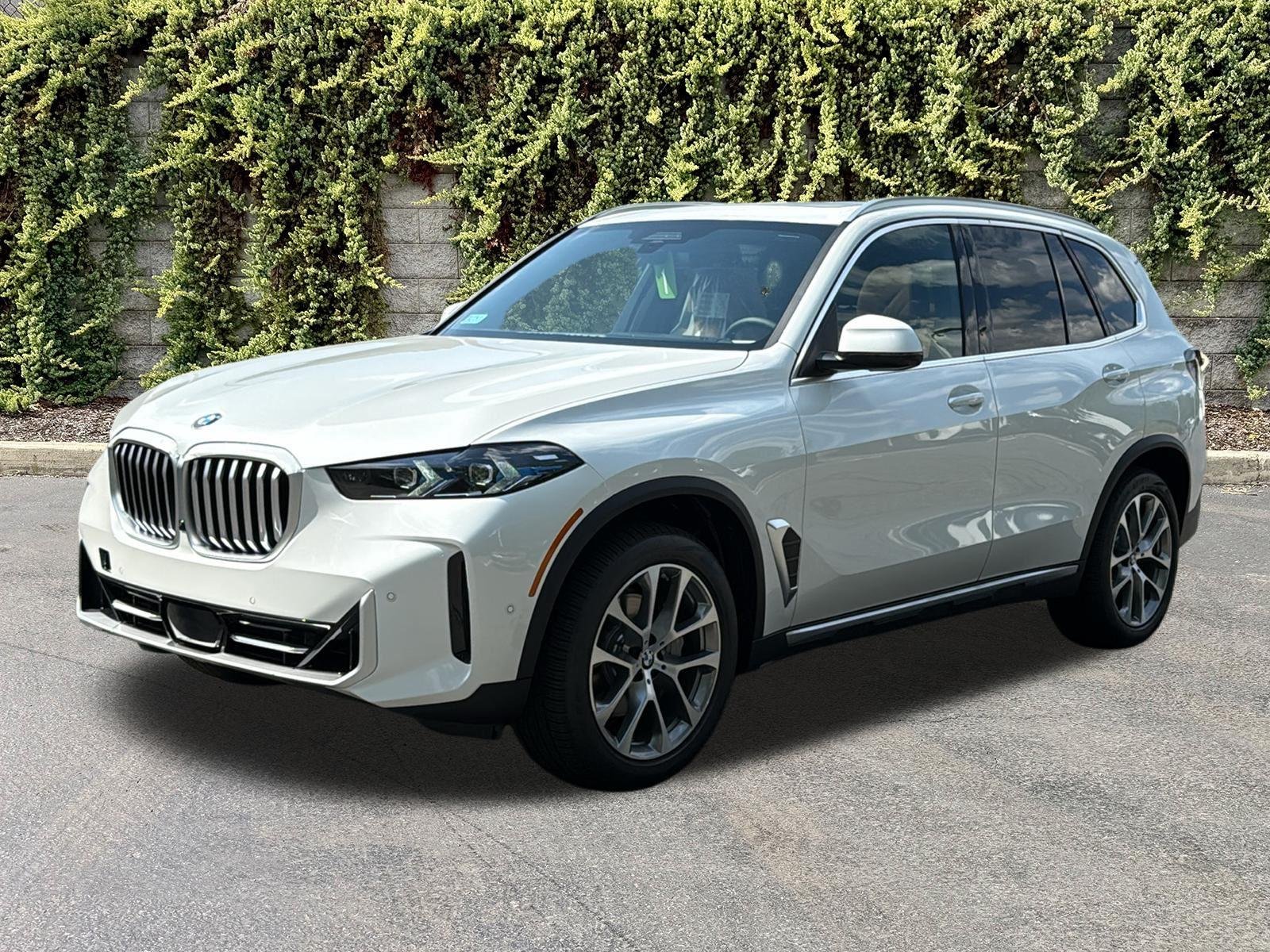 New 2026 Mineral White Metallic BMW xDrive40i image 3