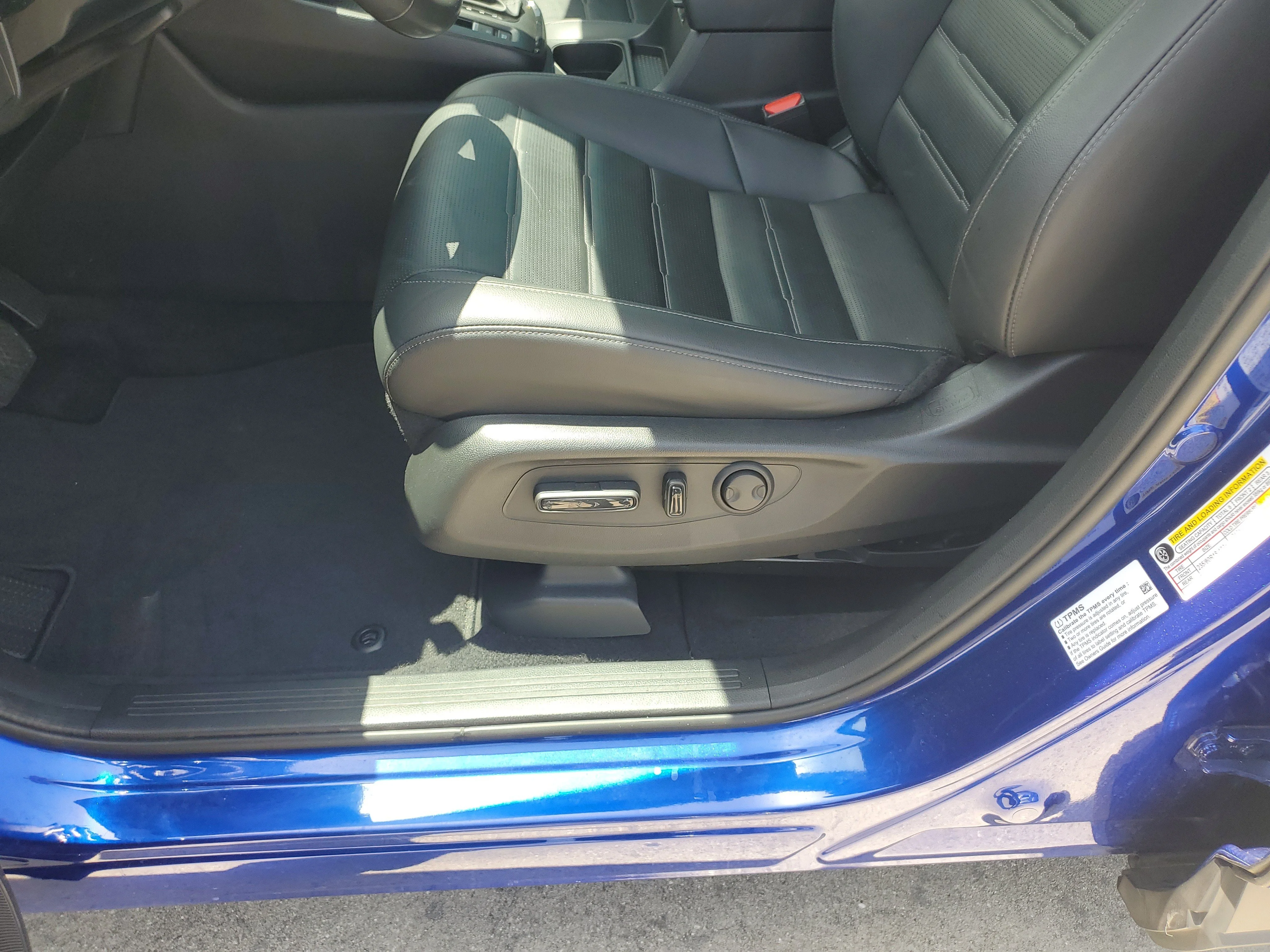 Used 2024 Sparkle Silver Honda EX-L image 20