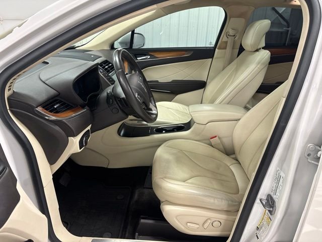 Used 2016 White Lincoln Reserve image 6