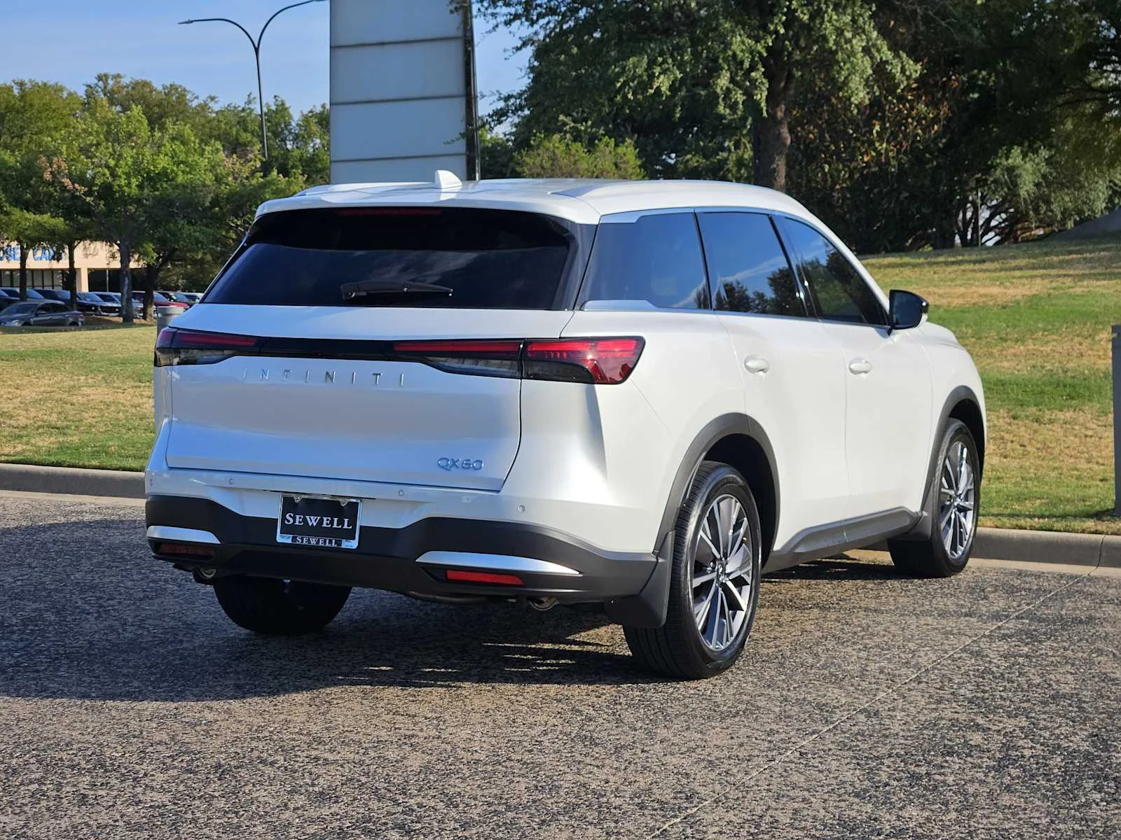 Certified Used 2027 Radiant White INFINITI LUXE image 6