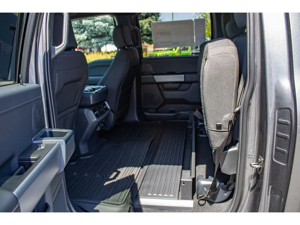 New 2026 CARBONIZED GRAY METALLIC Ford XLT image 23
