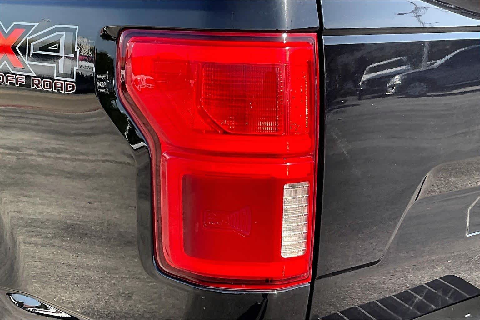 Used 2020 Agate Black Metallic Ford LARIAT image 27