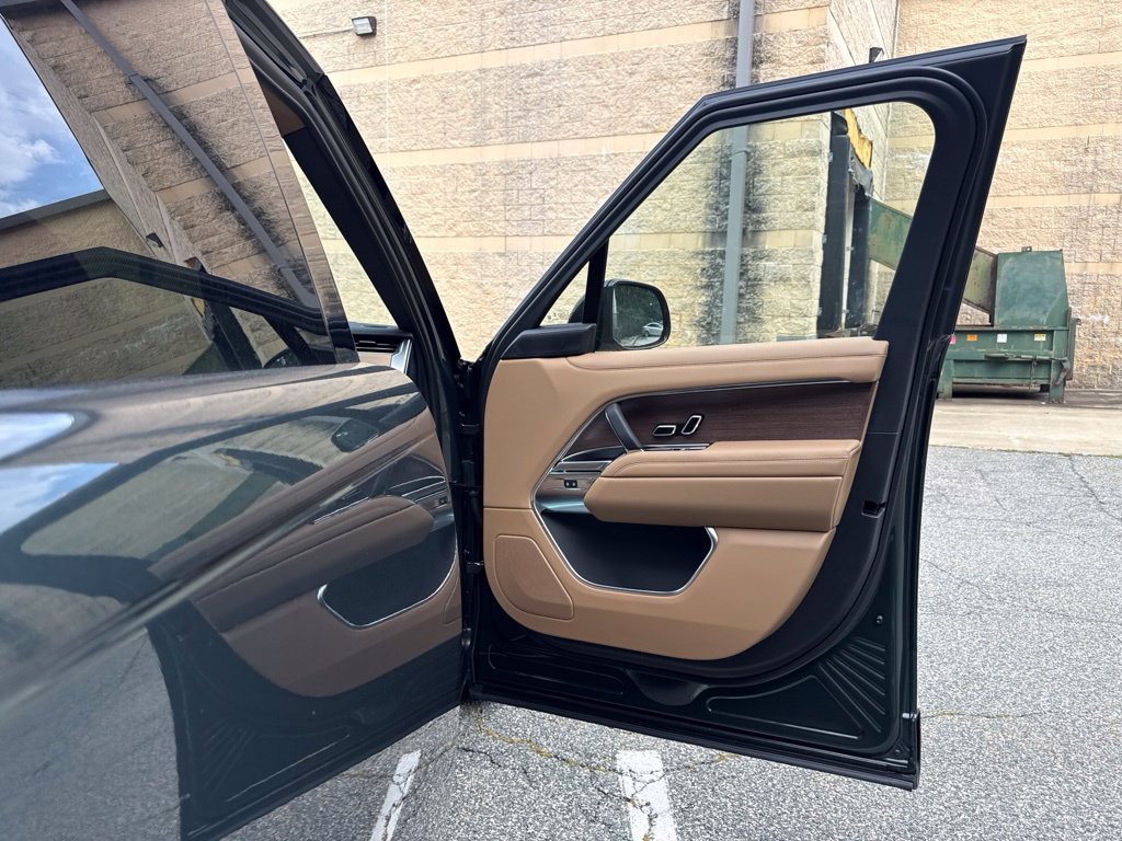 New 2027 Belgravia Green Land Rover SE image 17