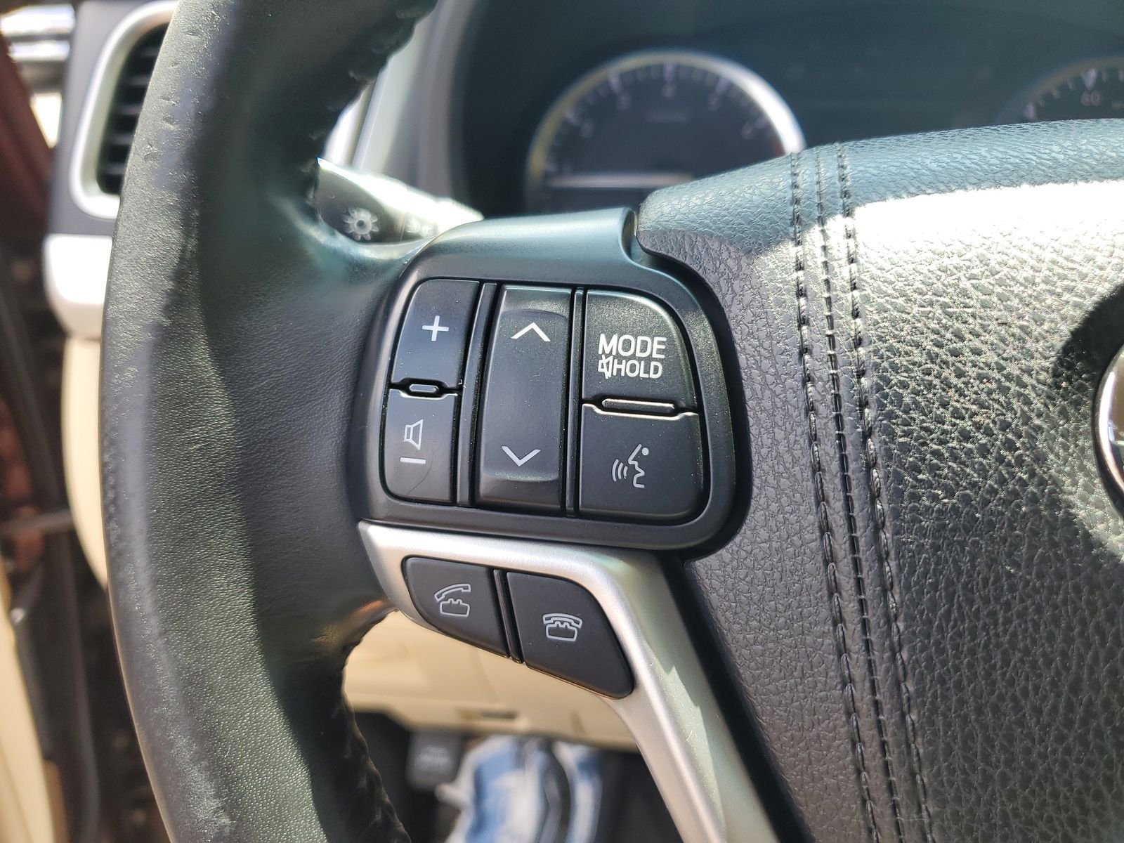 Used 2015 Red Toyota LE Plus V6 image 10