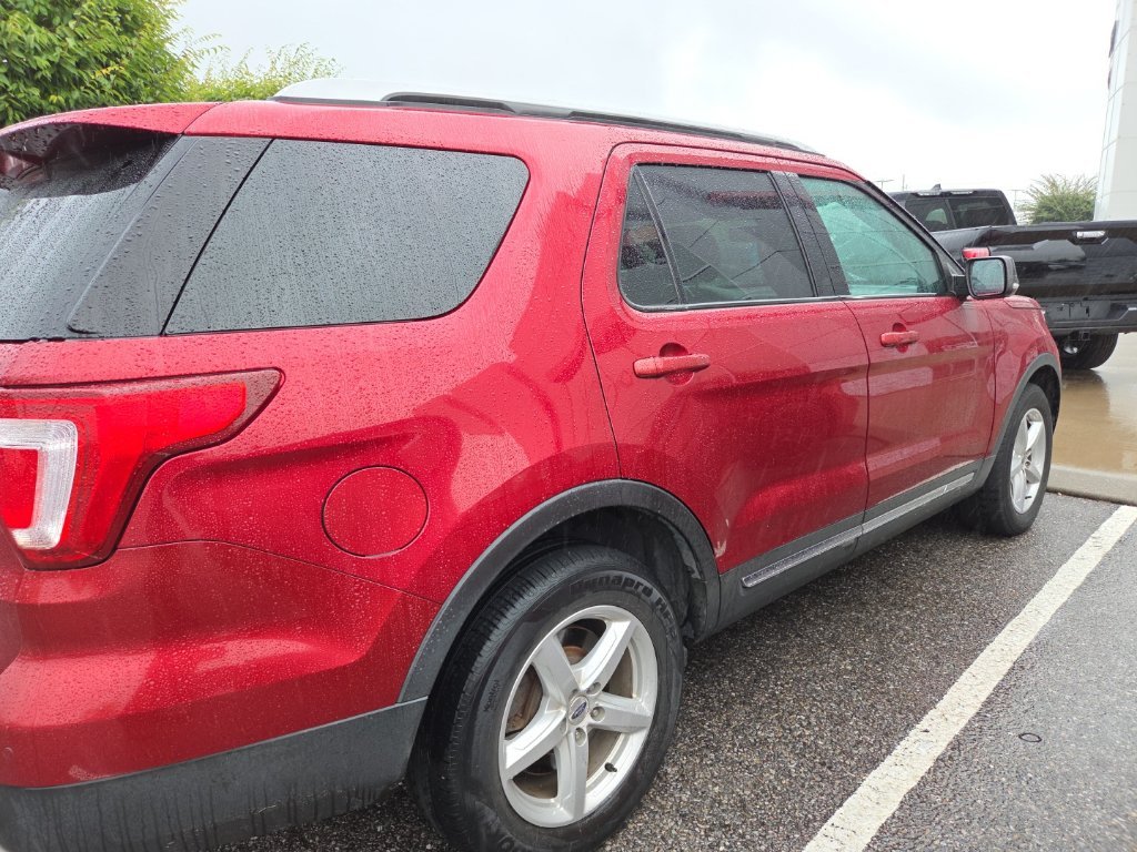 Used 2017 Red Ford XLT image 3