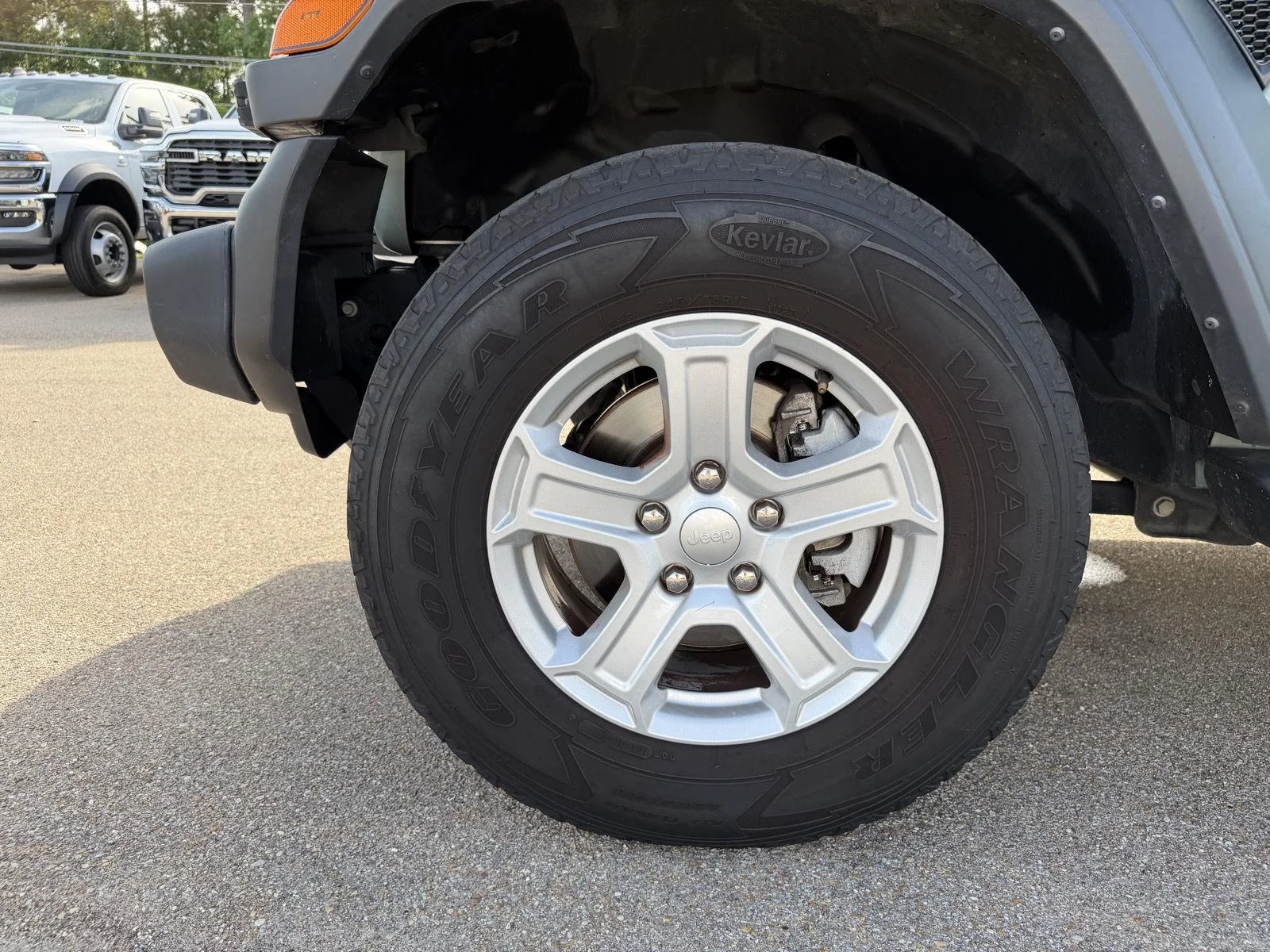 Used 2023 Earl Clearcoat Jeep Sport S image 25