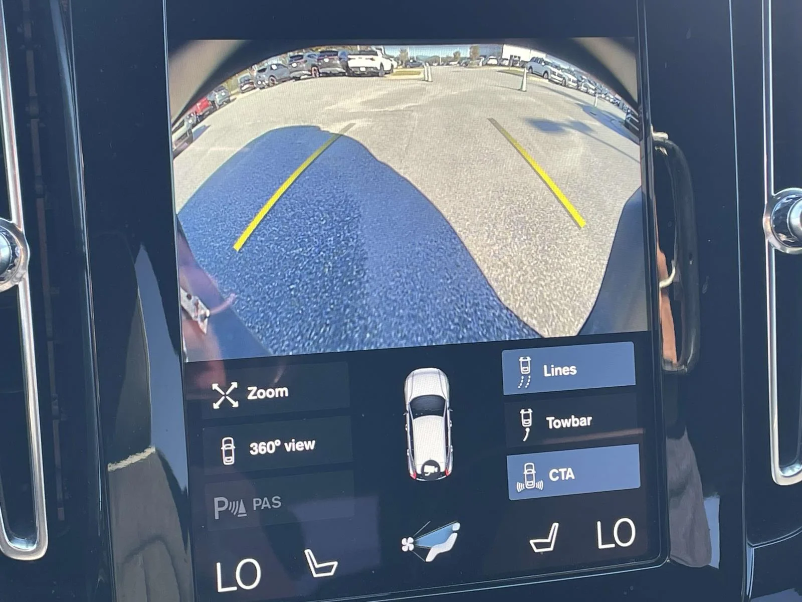 Used 2021  Volvo R-Design image 18