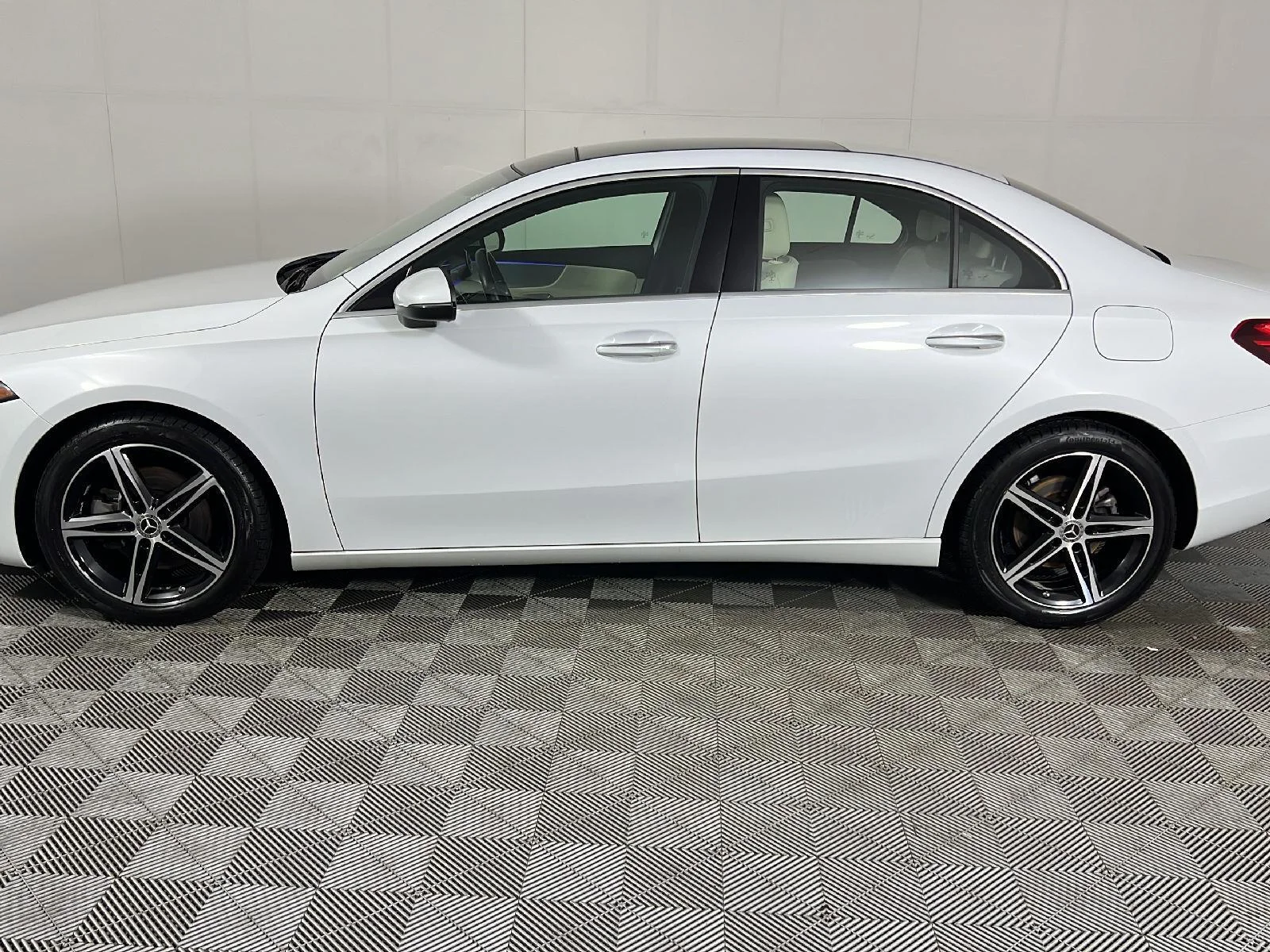 Used 2022 Digital White Metallic Mercedes-Benz A 220 image 26