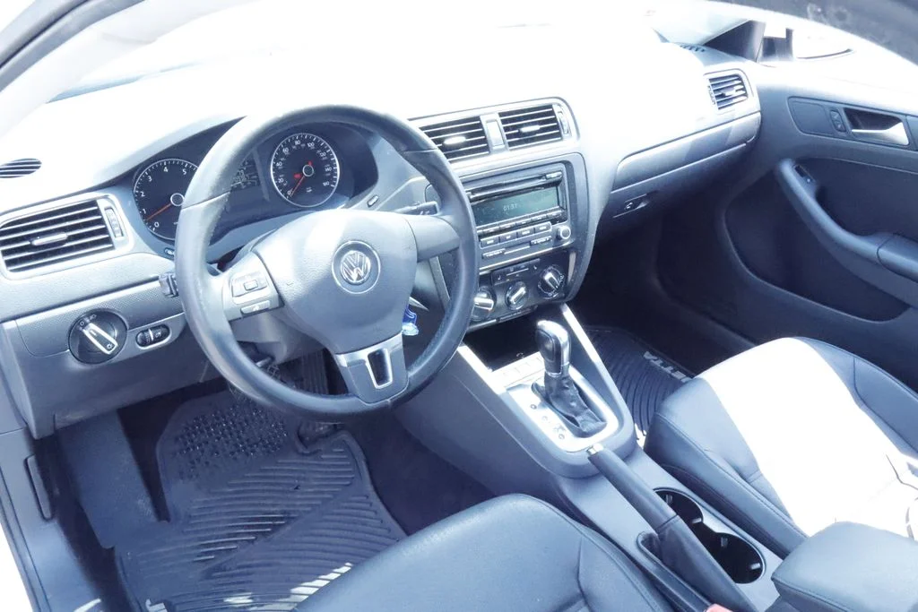 Used 2012 White Volkswagen 2.5L SE image 17
