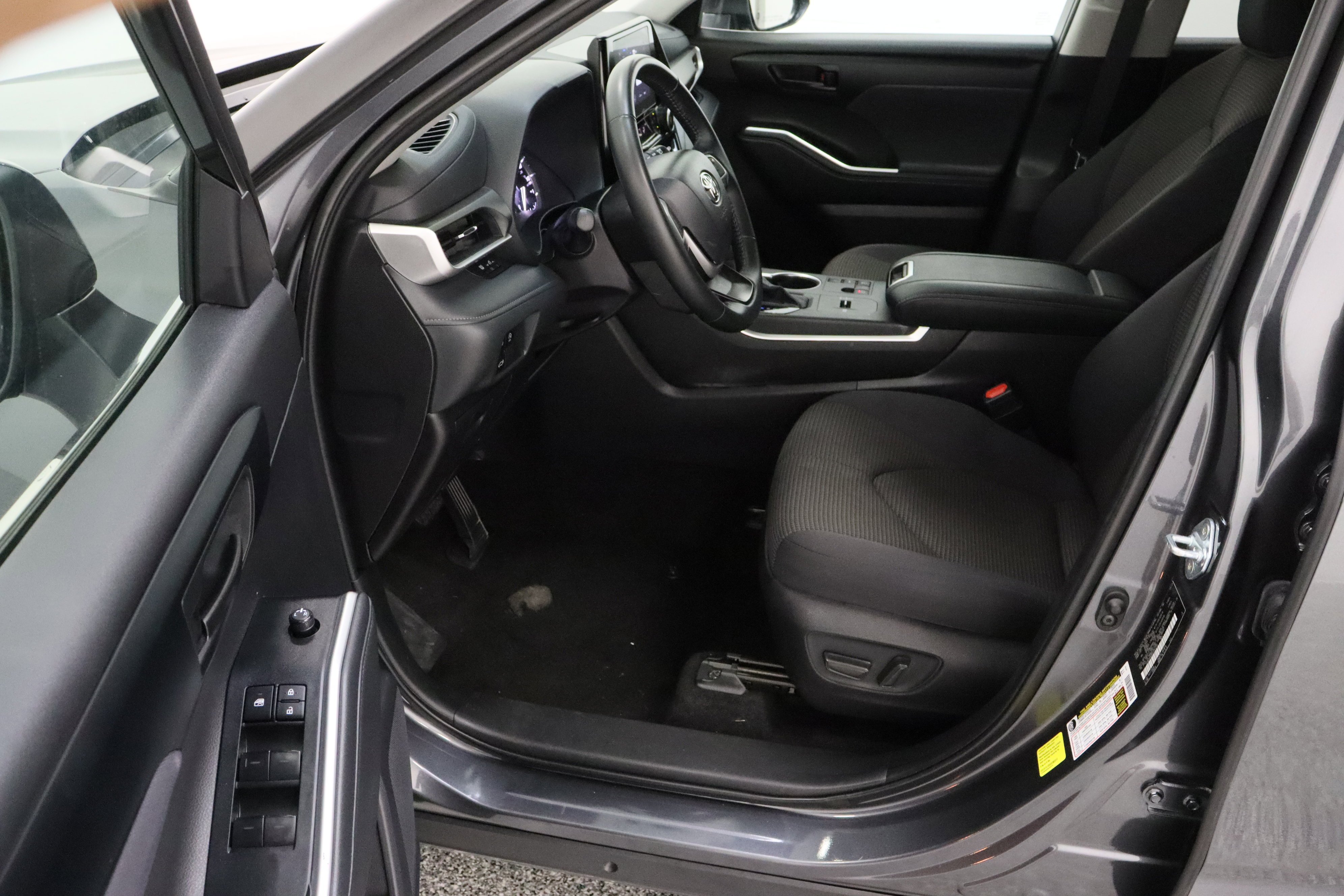 2025 Toyota Highlander LE - Photo 14