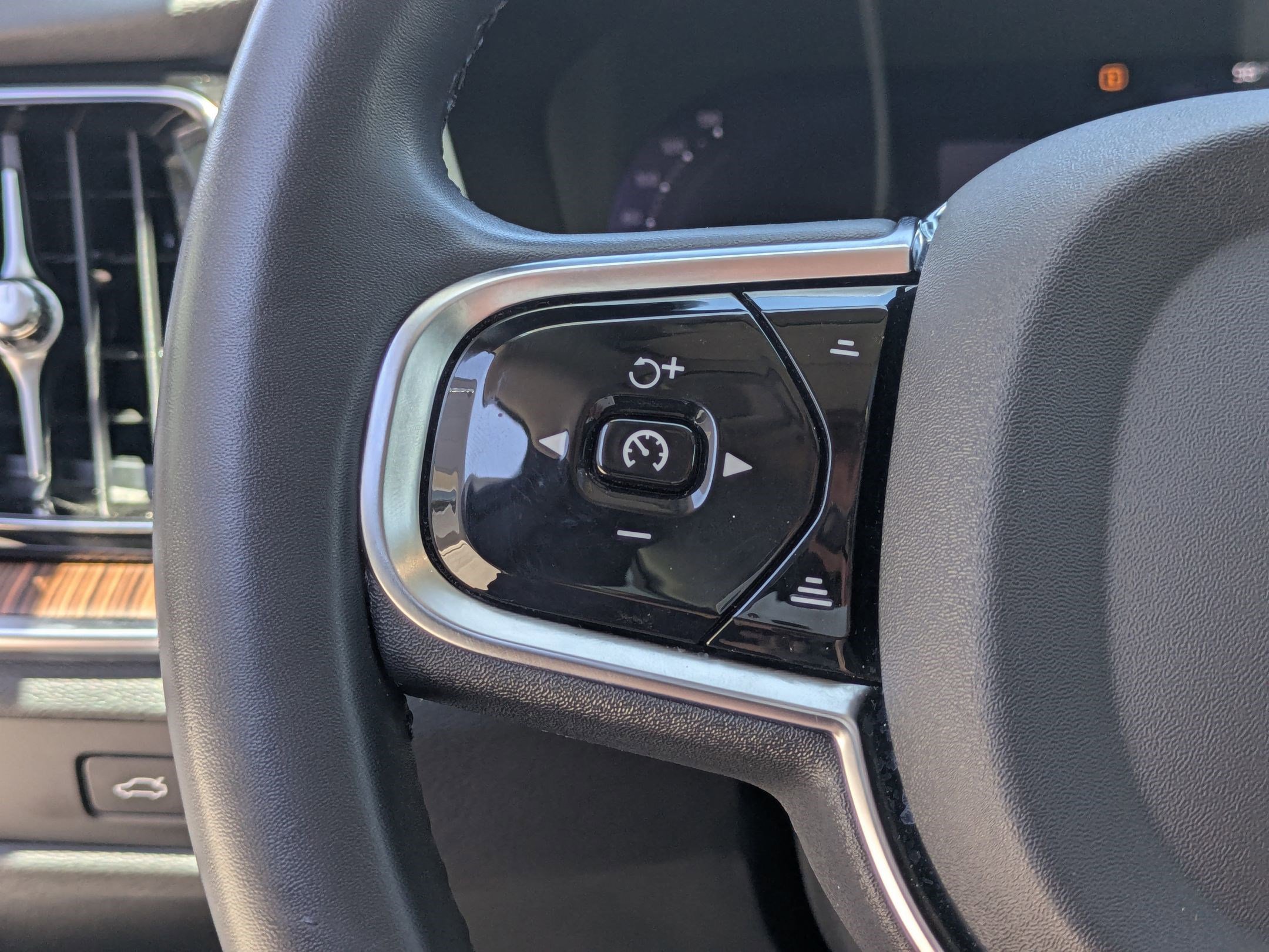 Used 2024 Blue Volvo Plus Dark Theme image 17