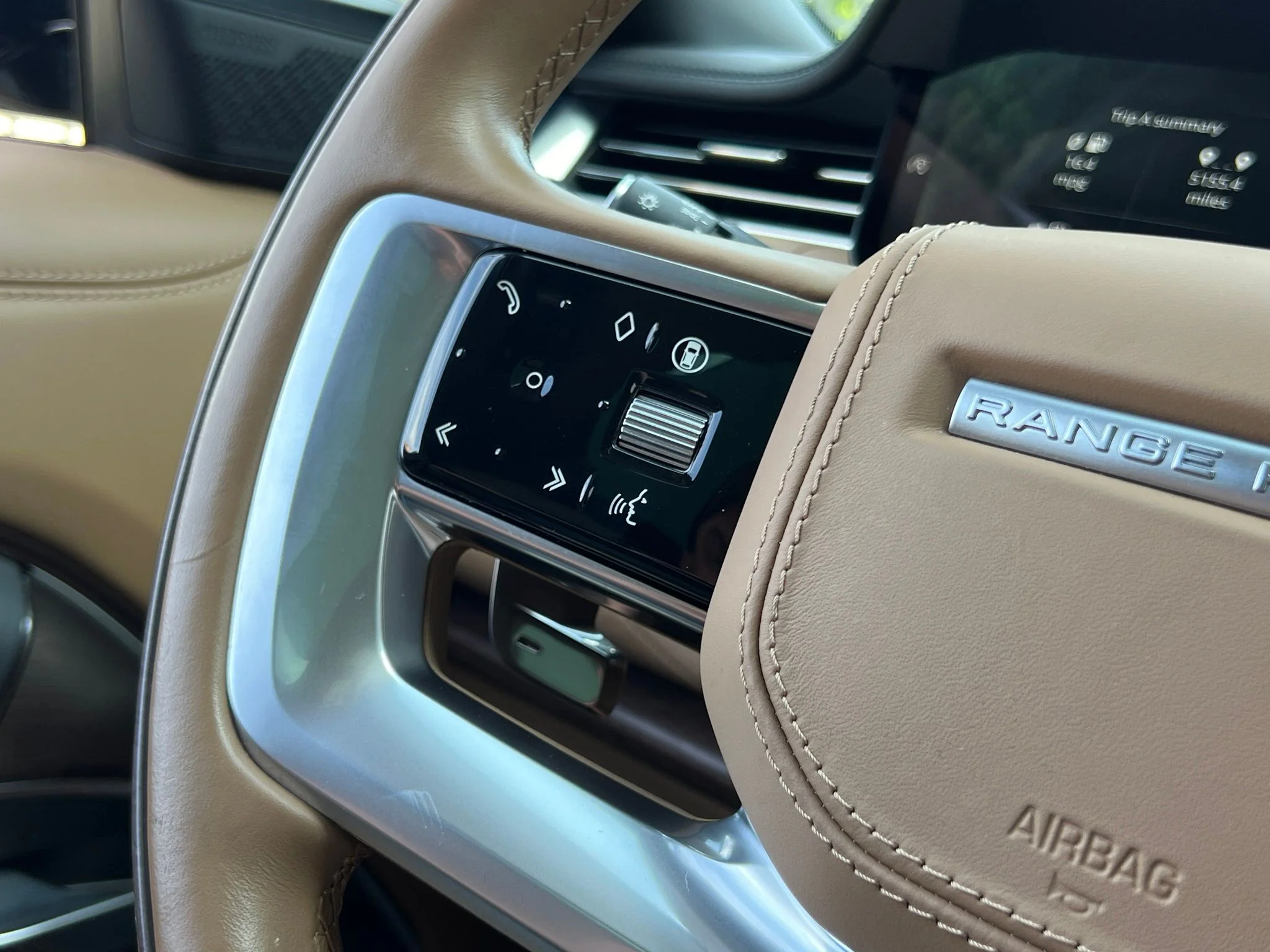 Used 2025  Land Rover Autobiography image 32