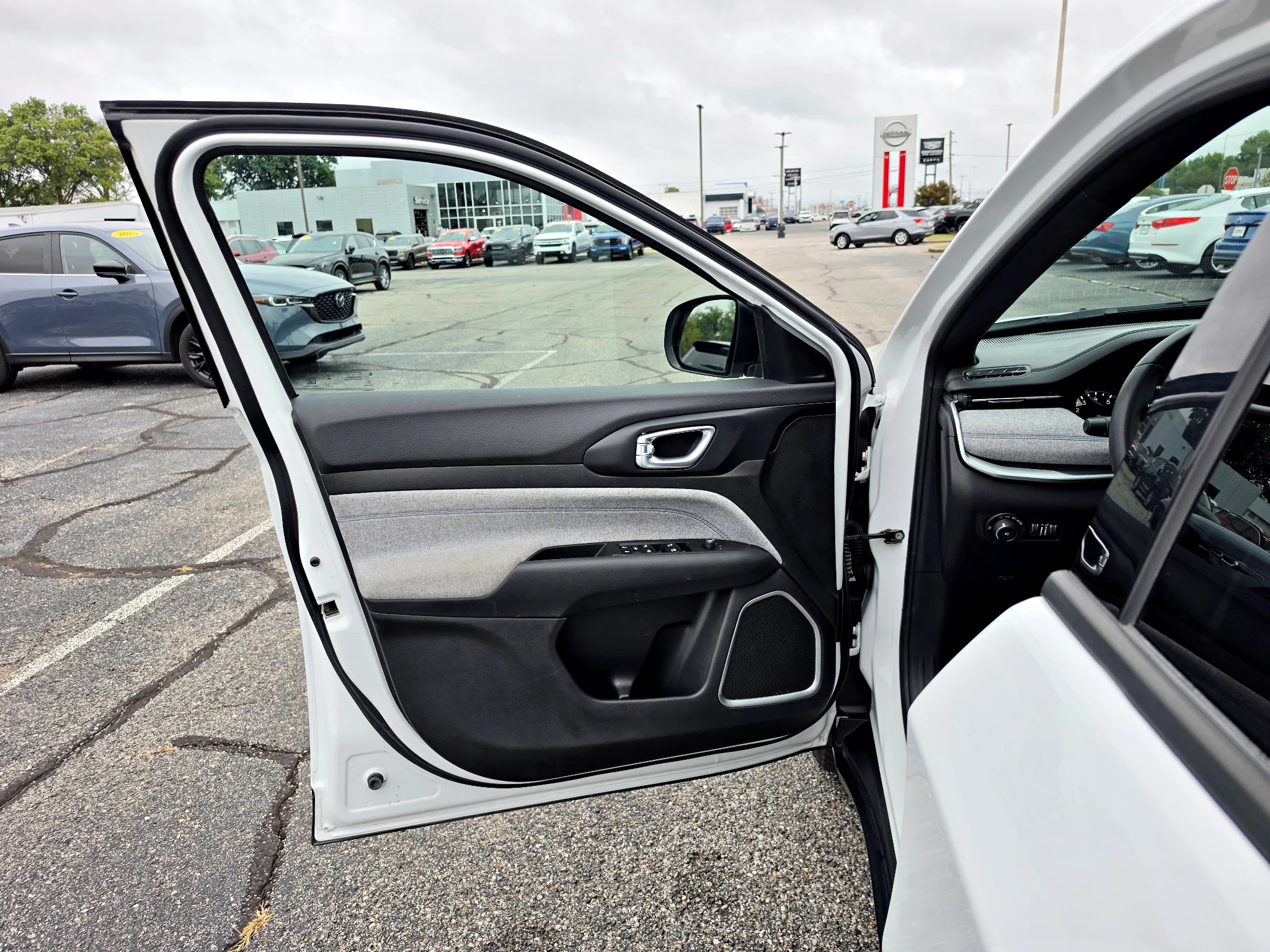 Used 2024 Bright White Clearcoat Jeep Latitude image 19