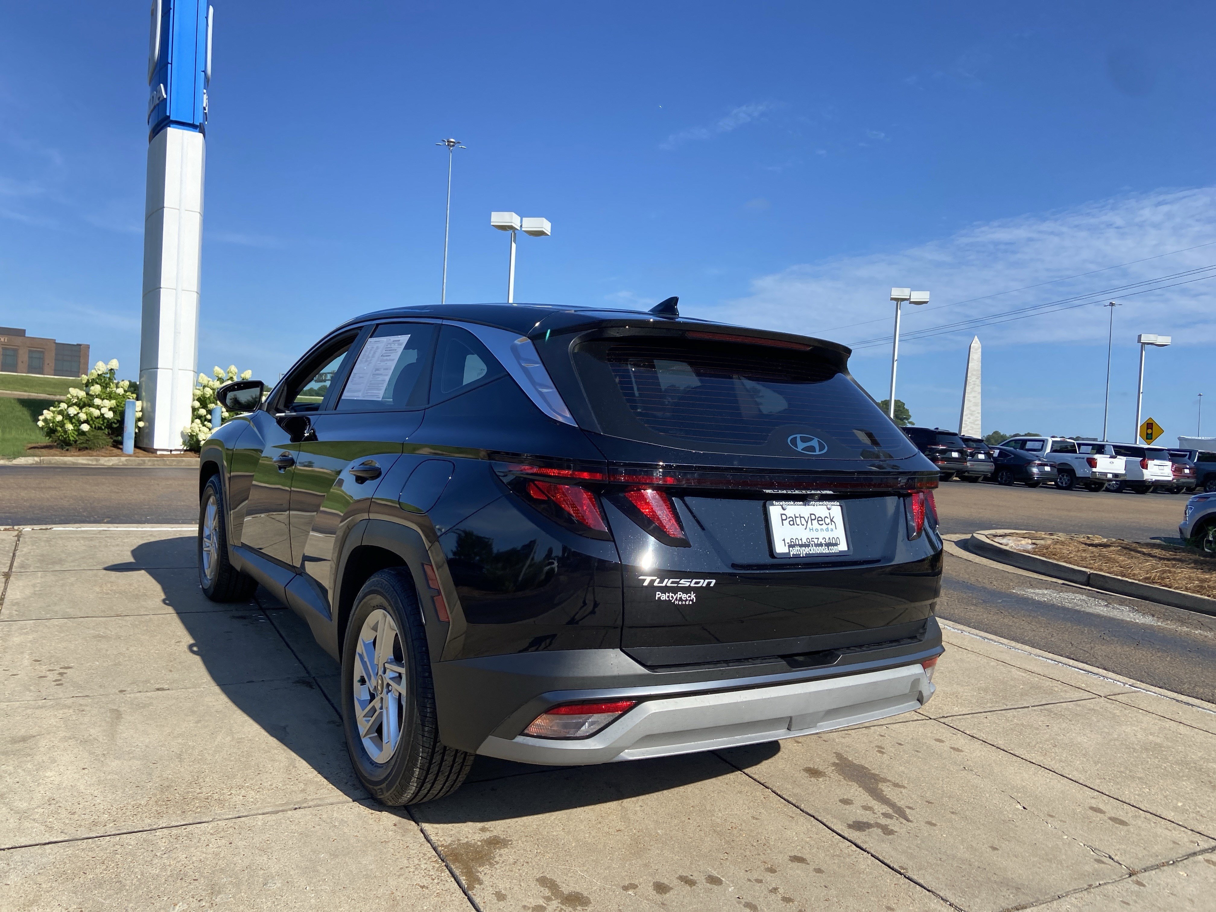 Used 2025 Phantom Black Hyundai SE image 9