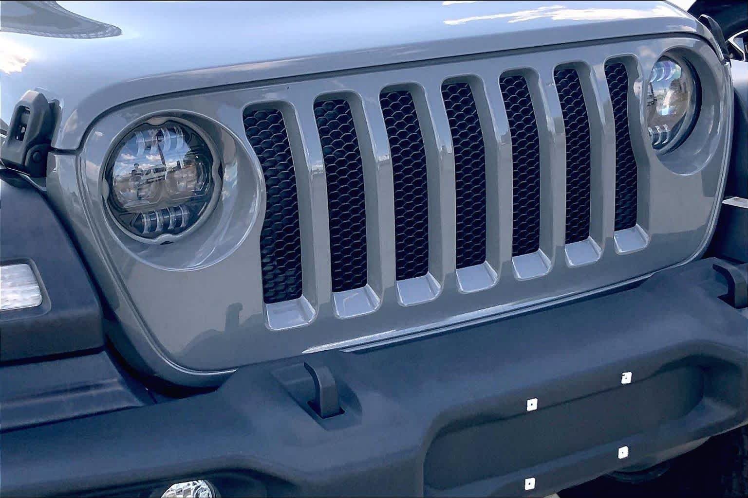 Used 2018 Sting-Gray Clearcoat Jeep Sport S image 27