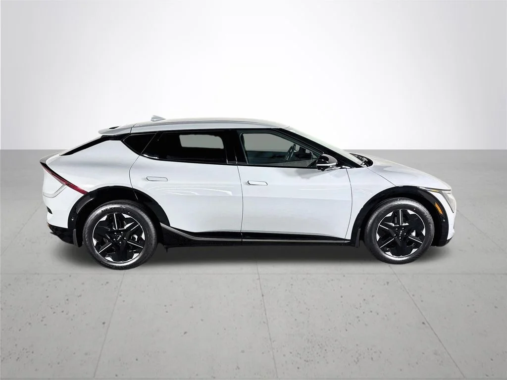 New 2026 Wolf Gray Kia WIND image 5