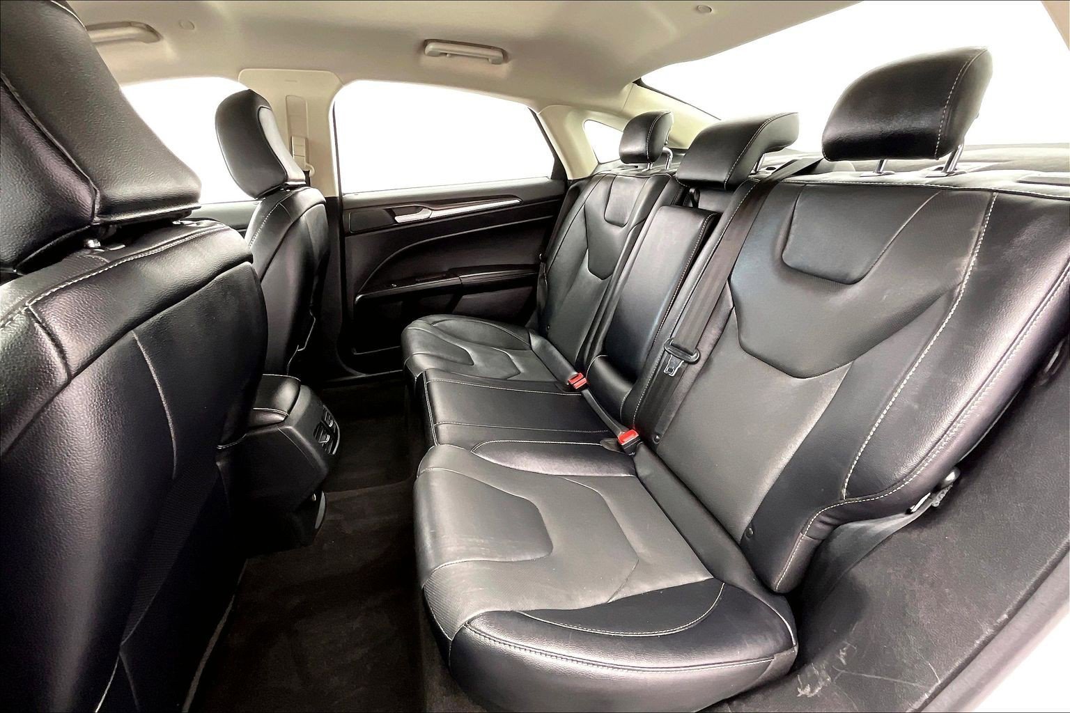 Used 2020 White Platinum Metallic Tri-Coat Ford Titanium image 19