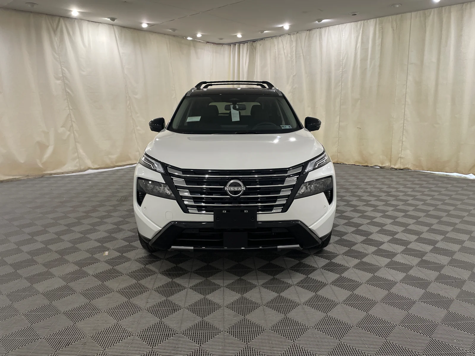 New 2026 Everest White Pearl/Super Black Nissan Platinum image 2