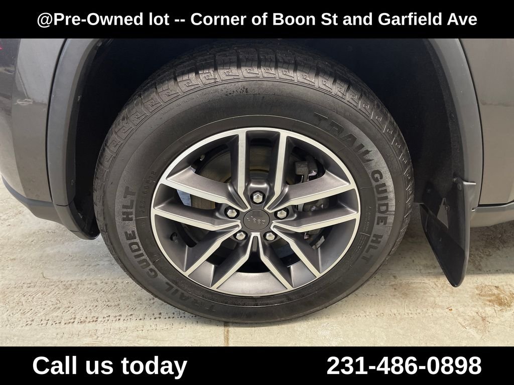 Used 2020  Jeep Laredo image 11