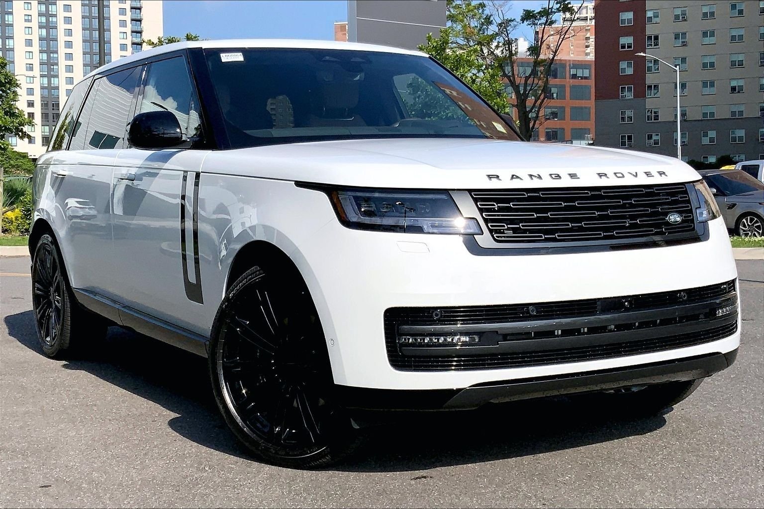 New 2026 Fuji White Land Rover SE LWB 7-Seats / V8 image 2