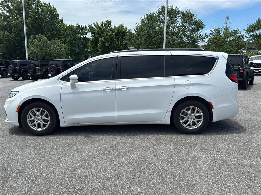 Used 2022 Bright White Clearcoat Chrysler Touring L image 7