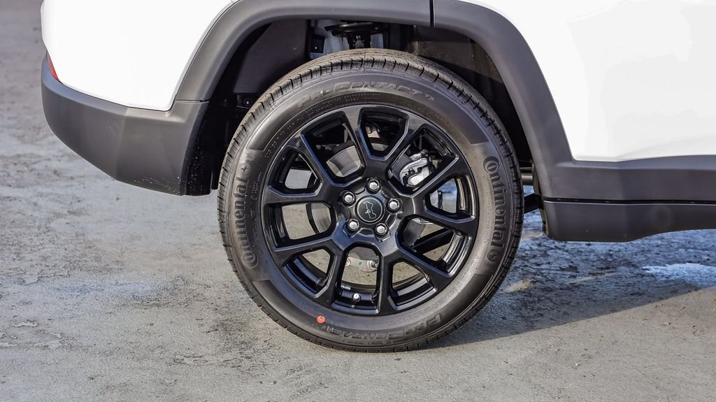 New 2026 Bright White Clearcoat Jeep Latitude image 12