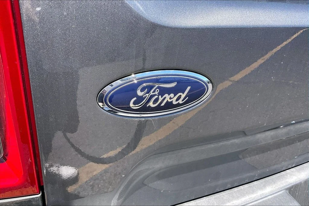 New 2025 Carbonized Gray Metallic Ford Outer Banks® image 7