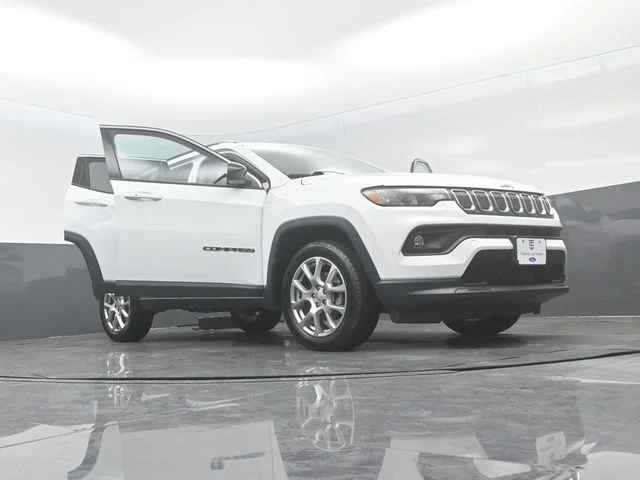 Certified Used 2022 Bright White Clearcoat Jeep Latitude Lux image 31