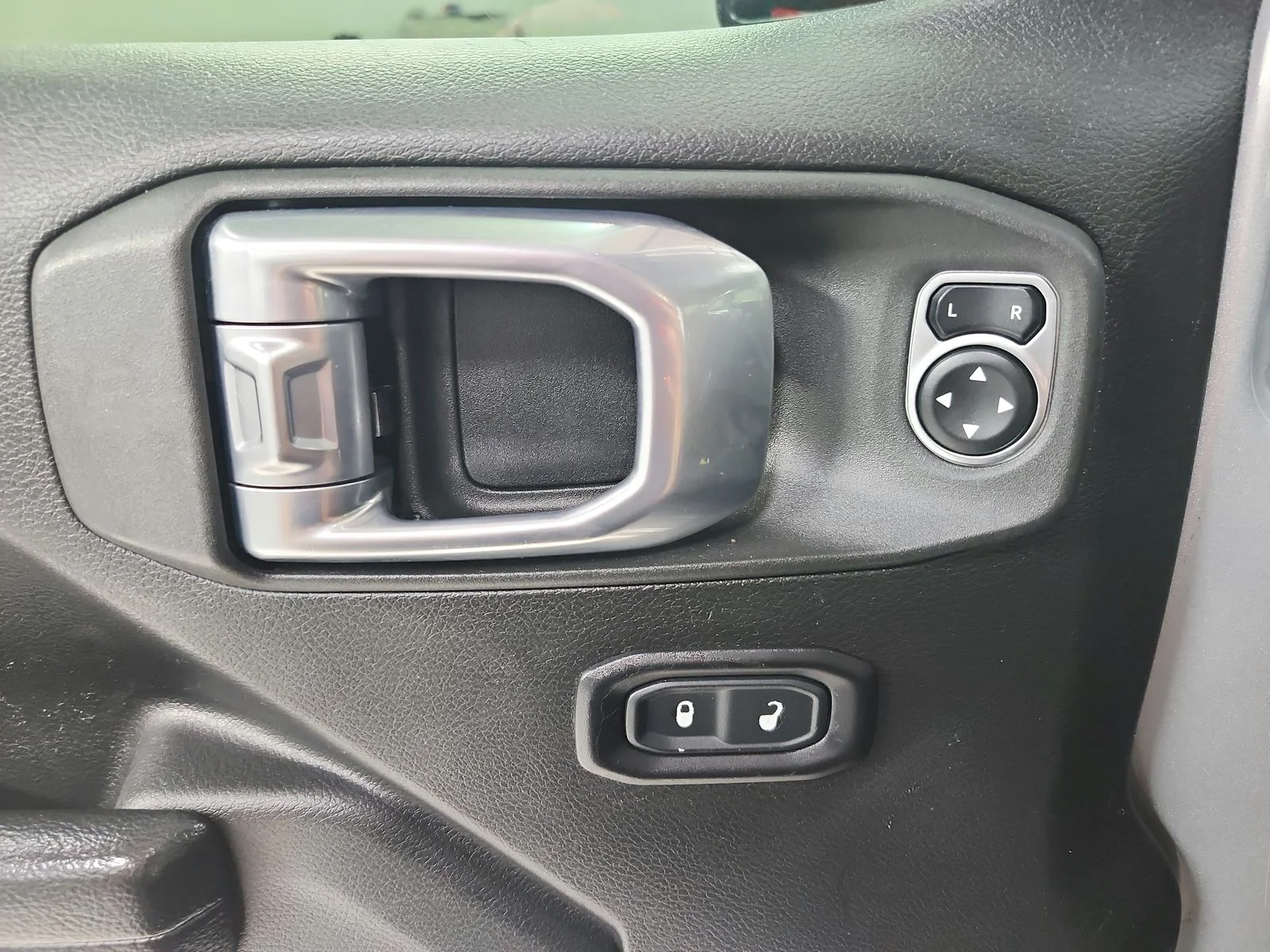 Used 2022 Silver Jeep Mojave image 31