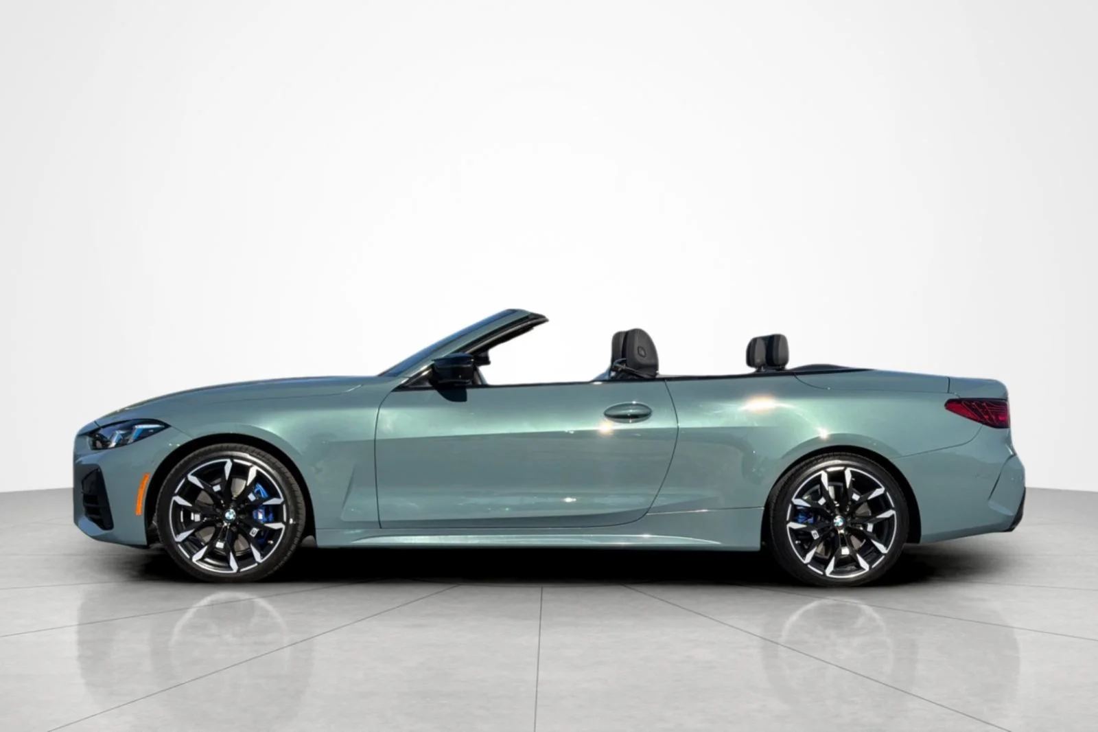 Used 2025 Cape York Green Metallic BMW M440i xDrive image 2