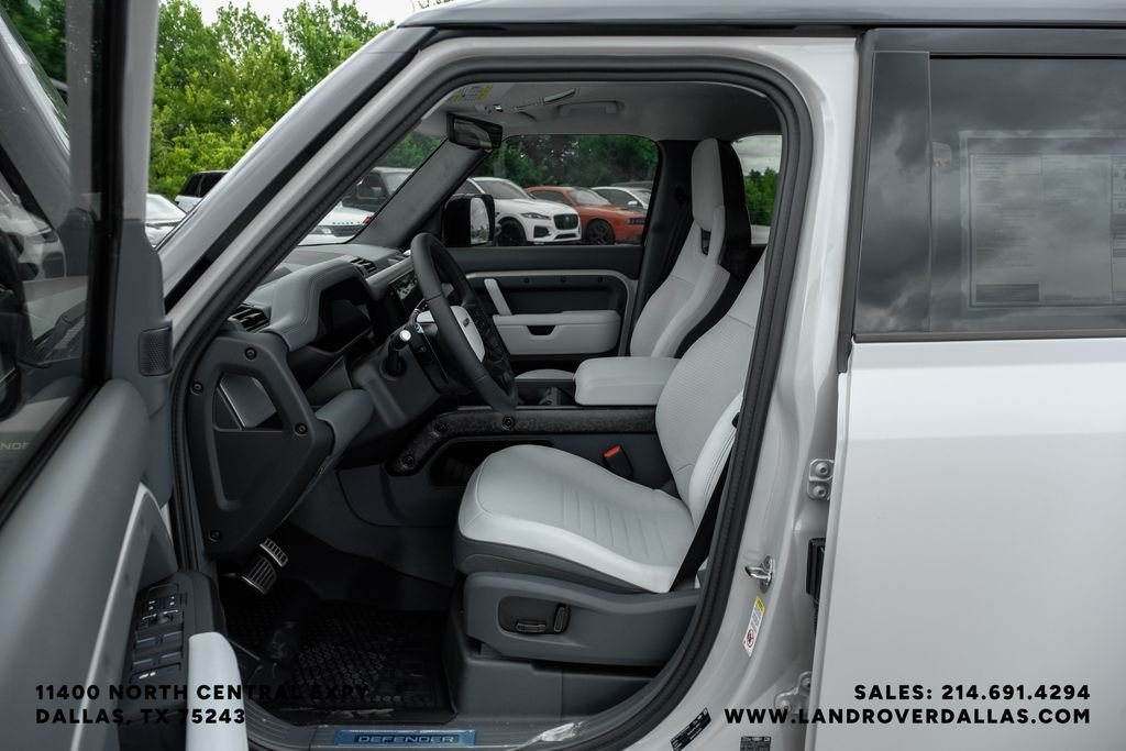 New 2026 Borasco Grey Metallic Land Rover OCTA image 36