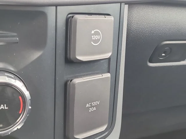 Used 2025 Silver Ford XLT image 27