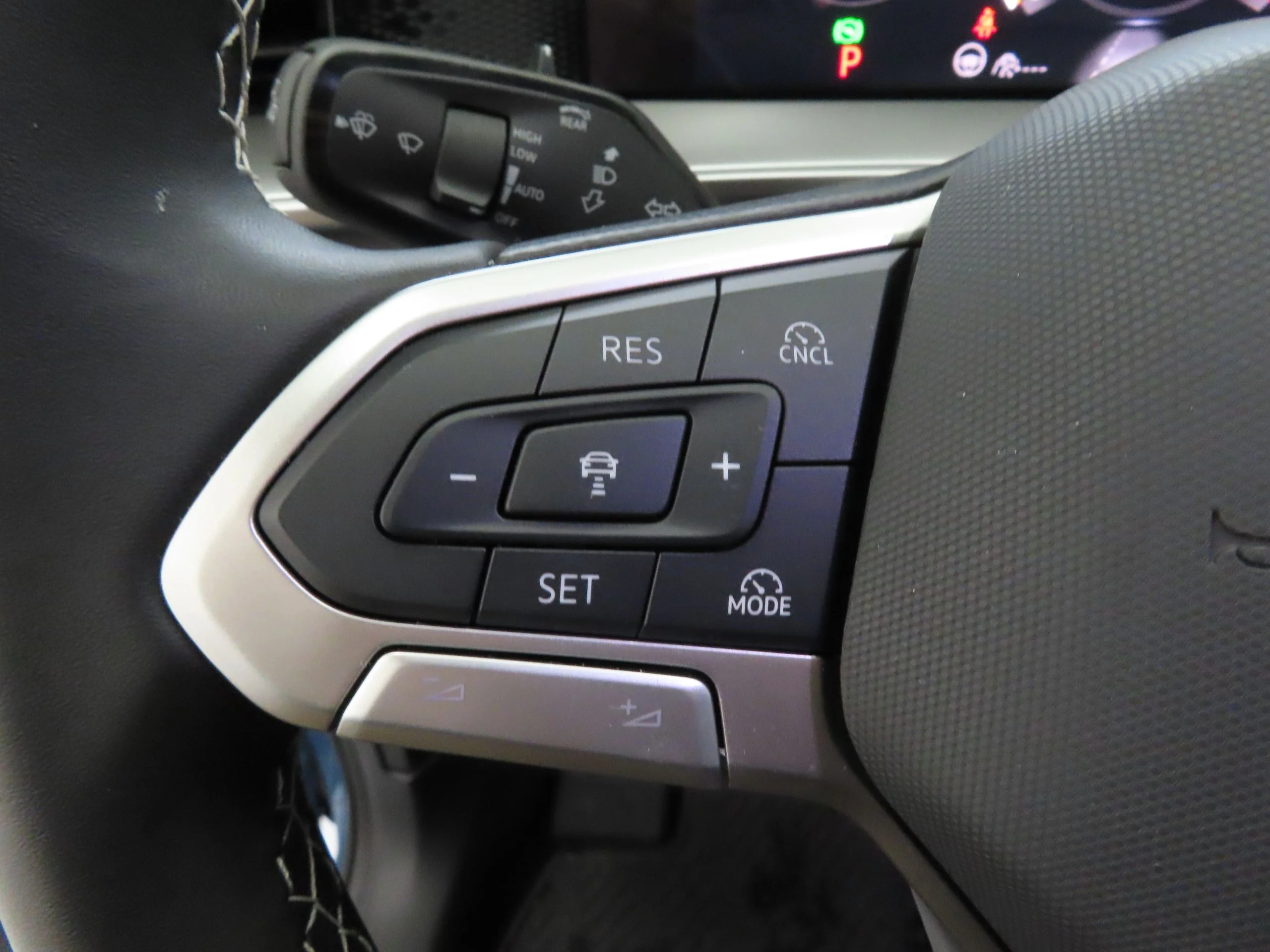 2025 Volkswagen Tiguan SE - Photo 11
