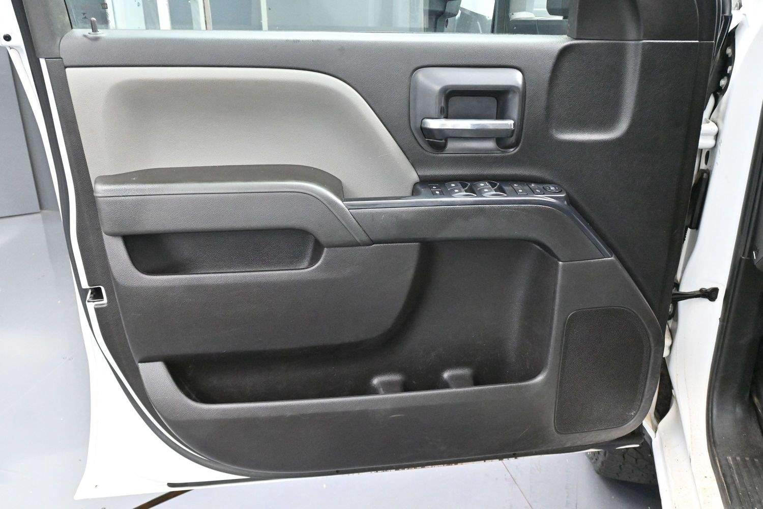 Used 2019 SUMMIT WHITE Chevrolet WT image 12