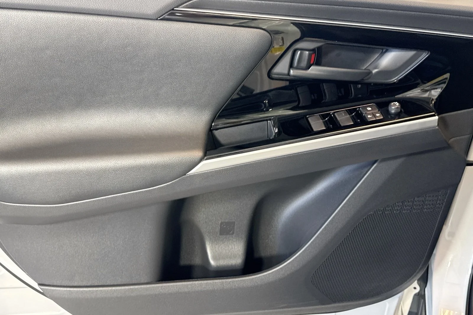 Used 2025 White Toyota Limited image 17