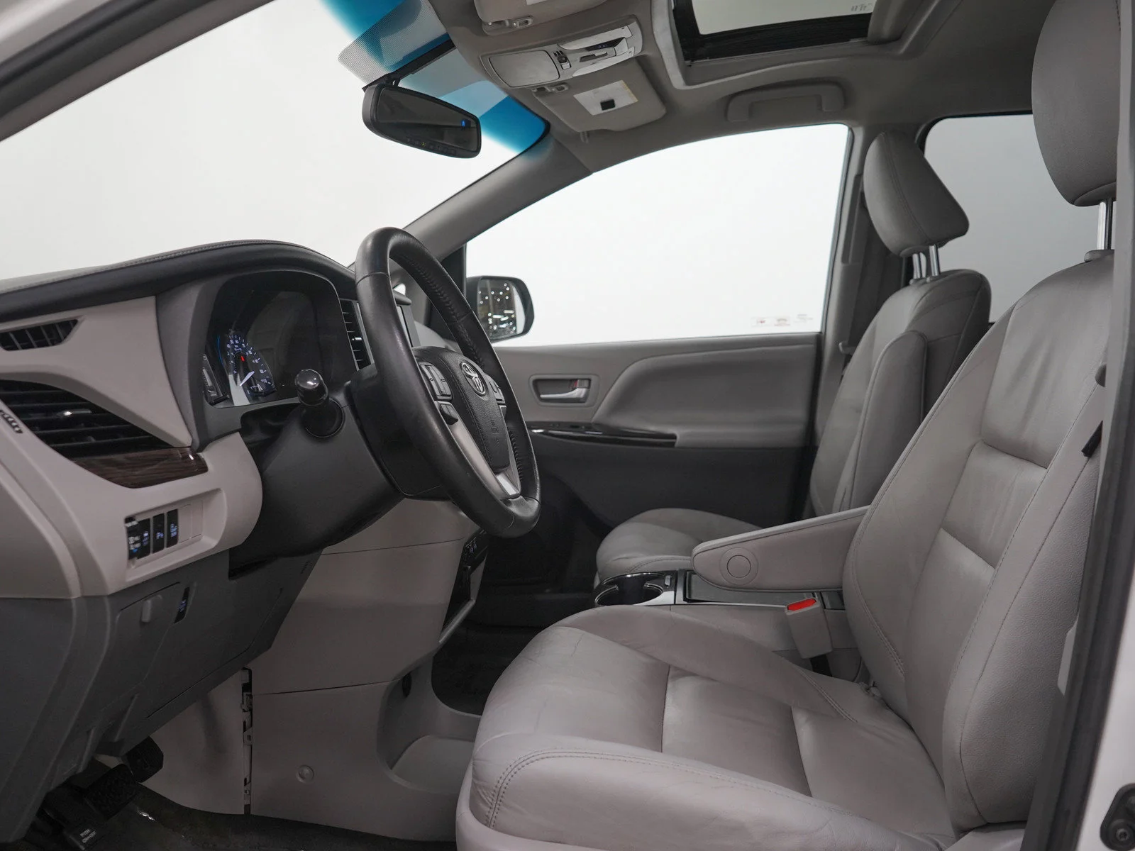 Used 2017 White Toyota XLE image 25