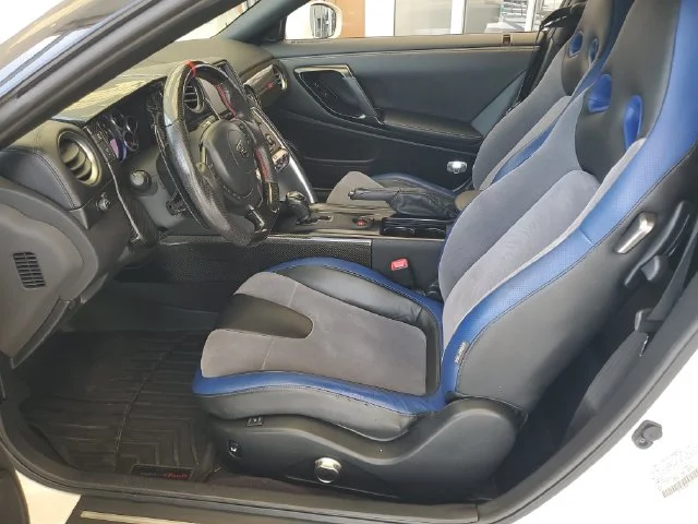 Used 2014 White Nissan Track Edition image 23