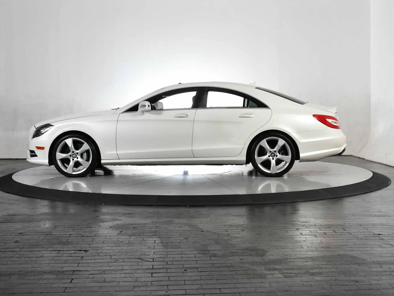 Used 2013 Diamond White Metallic Mercedes-Benz CLS 550 image 2