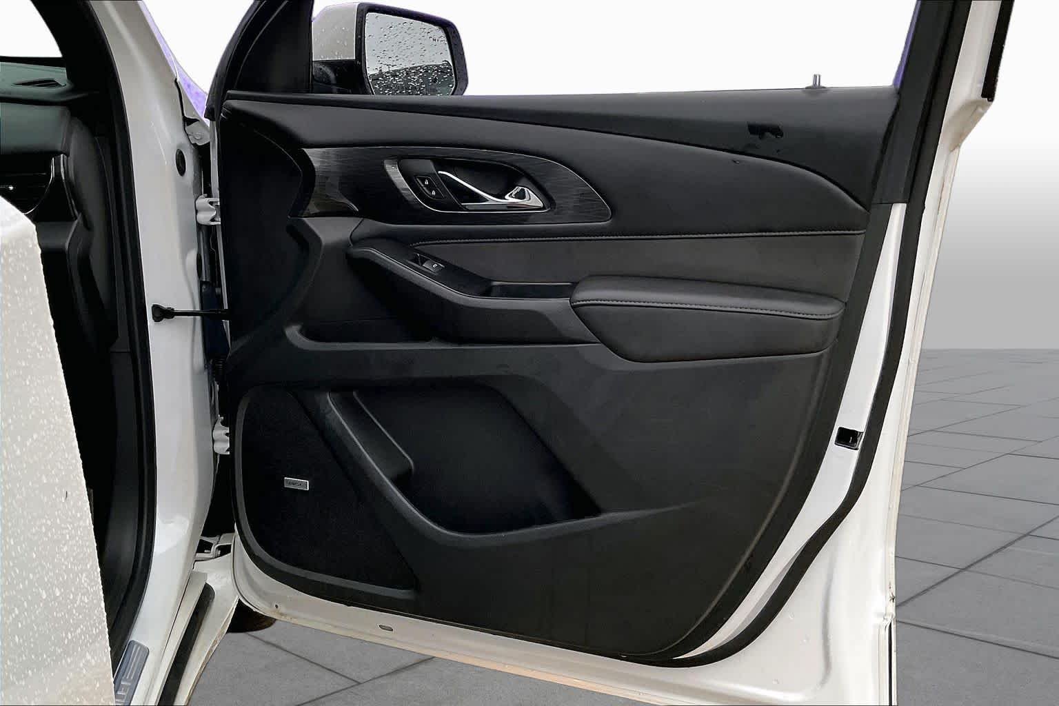 Used 2023 Iridescent Pearl Tricoat Chevrolet High Country image 22