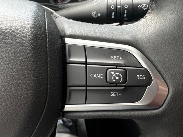 Used 2023 Silver Jeep Latitude image 26
