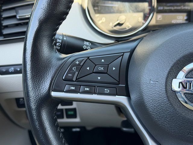 Used 2022 White Nissan SL image 25