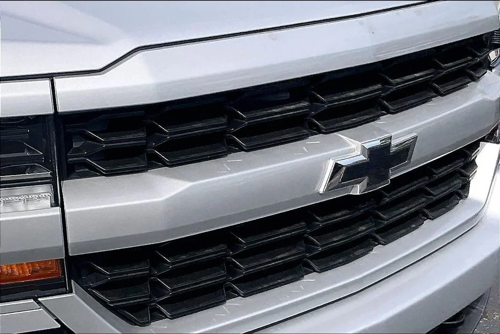 Used 2018 Silver Ice Metallic Chevrolet Custom image 29